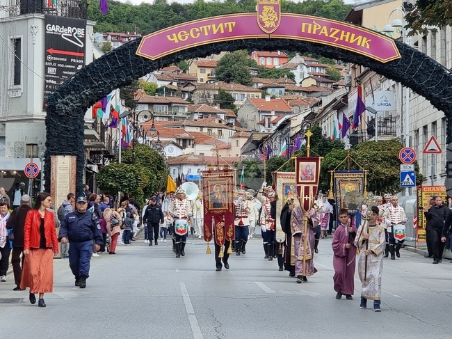 Велико Търново - Независимост - поднасяне на цветя - шествие