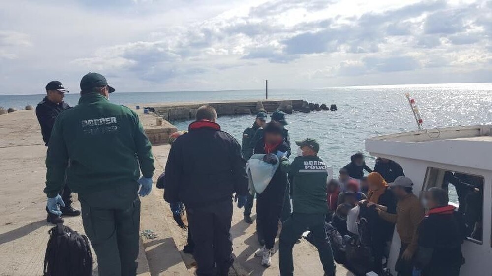 Граничари безопасно доведоха лодка с 38 души на борда до пристанище Каварна