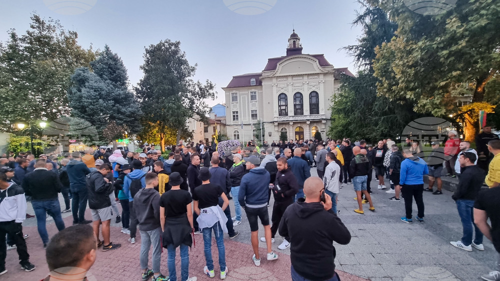 Феновете на Ботев (Пловдив) се събраха пред Община Пловдив с искане на отговори за довършването на строежа на стадион "Христо Ботев"