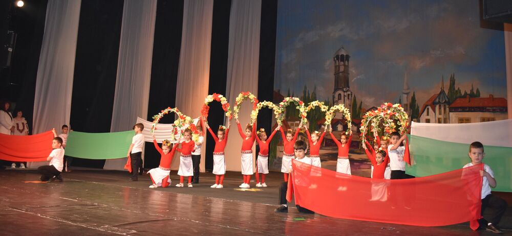 Община Разград: С концерт, посветен на народното творчество, ДГ ”Приказка” отбеляза 60-годишния си юбилей