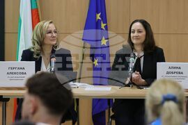 Дом на Европа - кандидати за евродепутати - дебат - Гергана Алексова - Алина Добрева