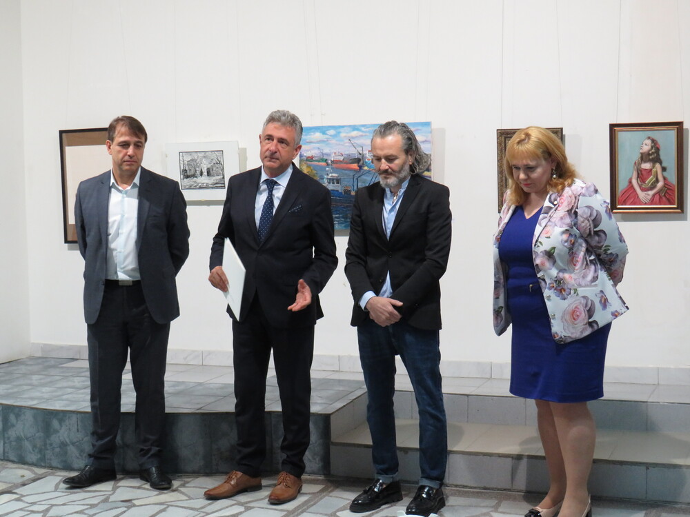 Областният управител проф. Добромир Добрев беше гост на откриването на годишна студентска изложба в Шуменския университет