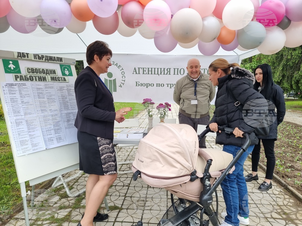 С разяснителна кампания на открито експерти от Бюрото по труда в Кърджали отбелязаха професионалния си празник
