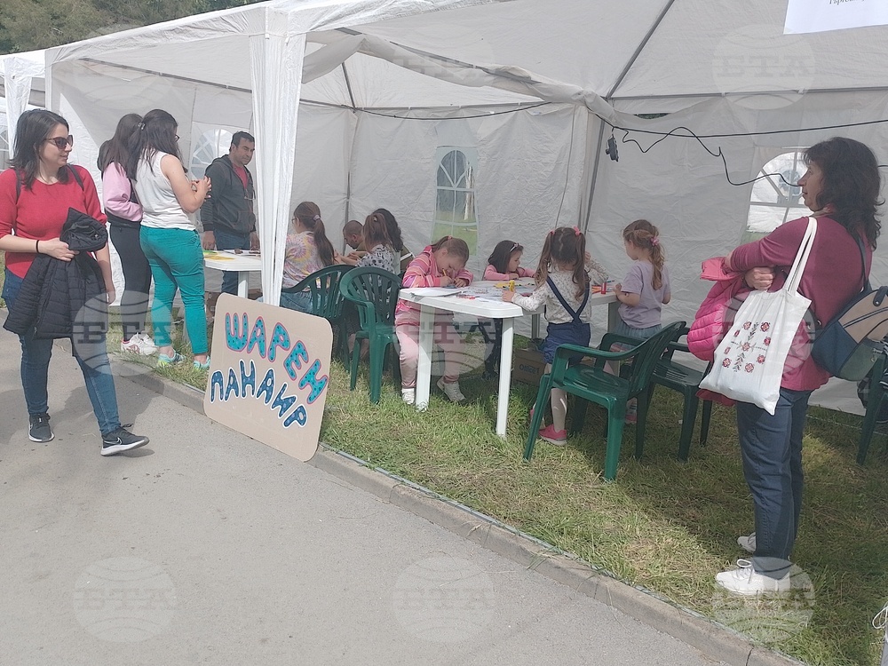 В Търговище деца изработват пластики от глина в инициативата "Шарен панаир"