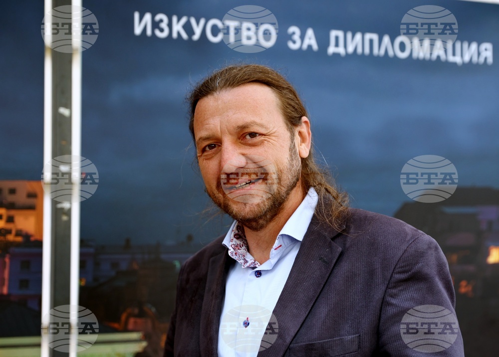 Градски транспорт - спирка - “Изкуство за дипломация” - Георги Илиев