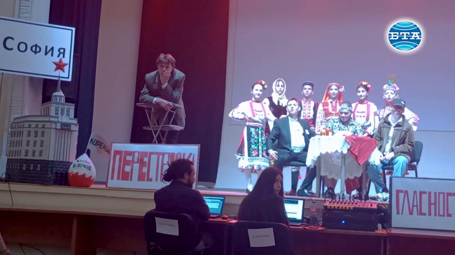 Ученици от Велико Търново сами режисираха и изиграха постановката „Балкански синдром“ пред препълнена със зрители зала