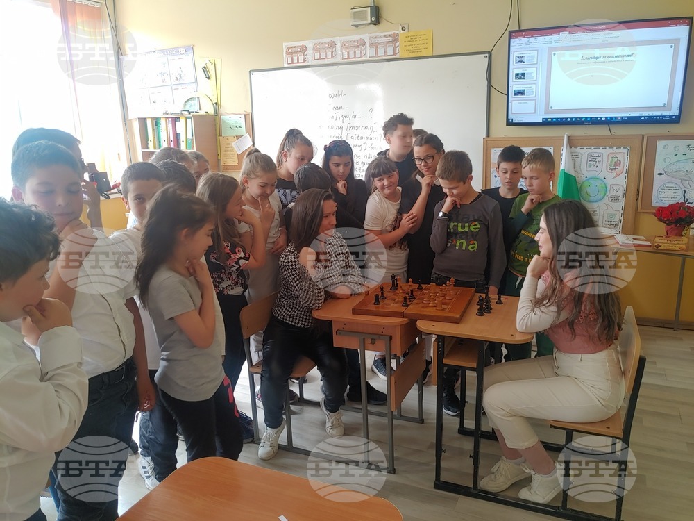 Нургюл Салимова игра шах с четвъртокласници в Търговище