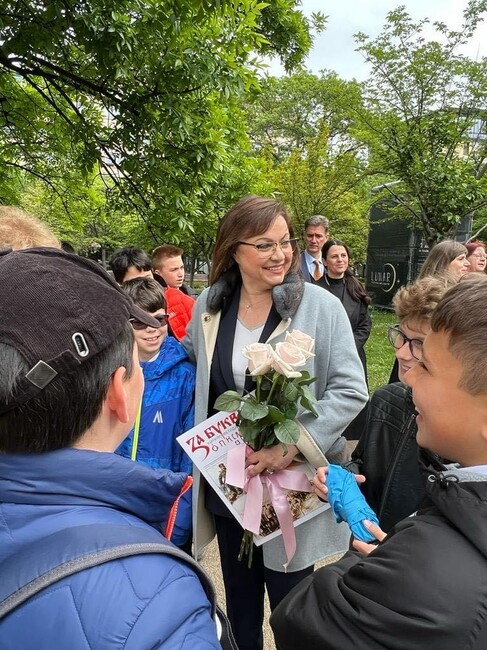 Нинова: Честит празник на семейството. Пазете децата