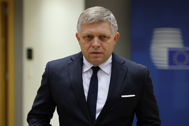 Премиерът на Словакия Роберт Фицо бе изписан от болницата в Банска Бистрица и преместен в апартамента му в Братислава, пишат словашки медии