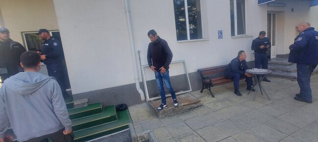 Продължават набезите и кражбите от закрития плувен басейн при алеята за парк „Бачиново“, служители на звено „Инспекторат“ заловиха мъж, присвоил дограма от постройката