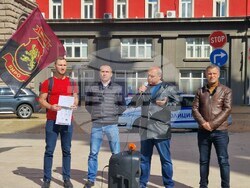 Снимка: ВМРО - С възгласи „Оставка“ започна протестът на ВМРО пред Централната избирателна комисия