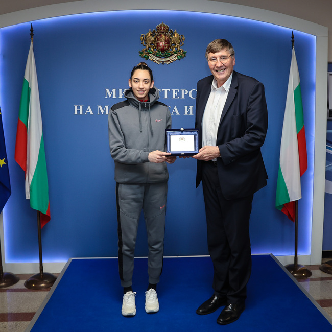 Министерство на младежта и спорта: Министър Георги Глушков връчи почетен плакет на европейската шампионка по таекуондо Кимия Ализаде