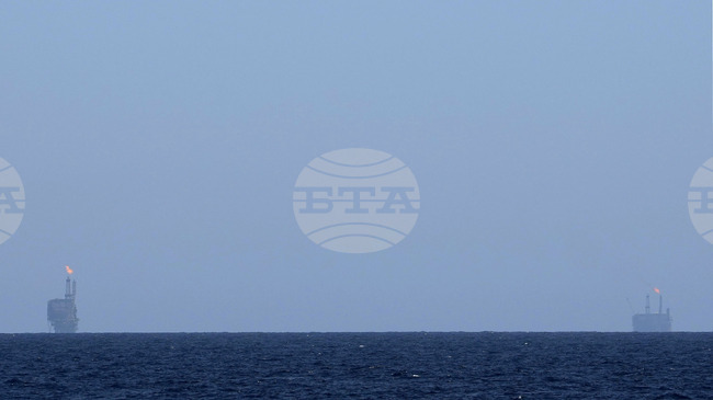 Украйна съобщи, че е повредила три руски петролни платформи в Каспийско море