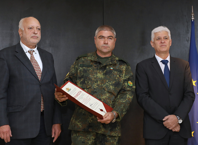 Министър Минеков отличи с грамота и парична награда ефрейтор Иван Димитров за приноса му в опазването на културното ни наследство