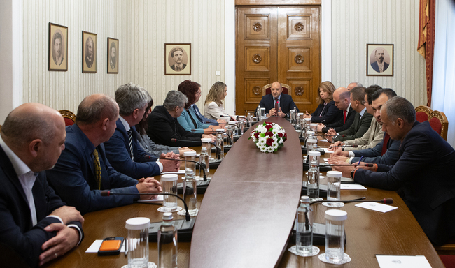 Държавният глава: Партиите, които заложиха нов член в Конституцията, според който образованието, науката и културата са висша национална ценност, забравиха да променят и бюджета в тази посока