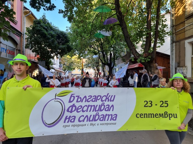 С възстановка и традиционно "запалване" на казана за изваряване на ракия продължава Българският фестивал на сливата
