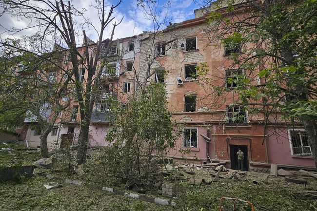 При украински атаки бяха ранени 14 души в Херсонска област, заяви назначен от Русия служител; Украйна съобщи за руски обстрел в град Херсон