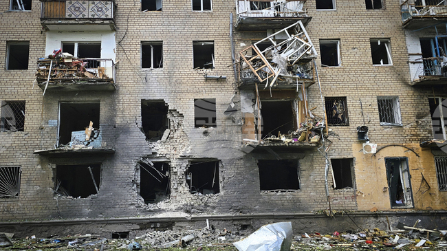 Най-малко четирима души загинаха, а двайсет и девет са ранени при руски атаки в Херсон и Днепър в Украйна