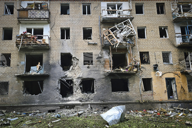 Трима убити и 14 ранени при руска атака тази сутрин срещу град Херсон, съобщиха местните власти 