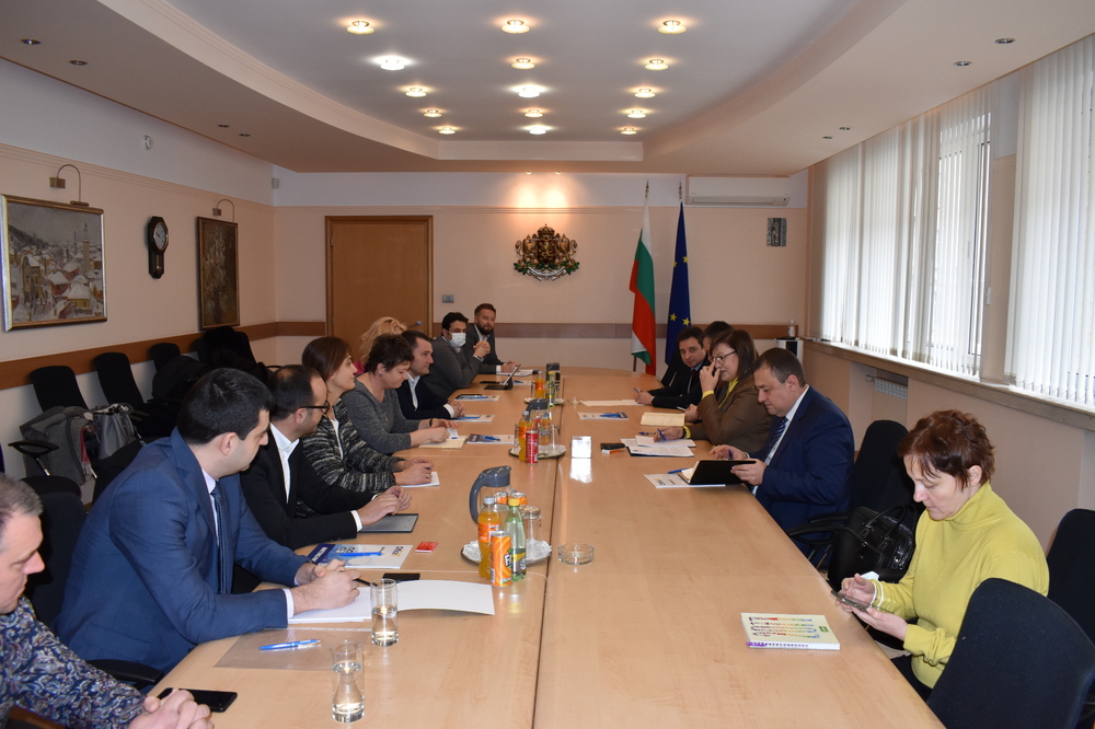 Министър Нинова и министър Иванов обсъдиха с търговските вериги доставките на храни заради кризата в Украйна