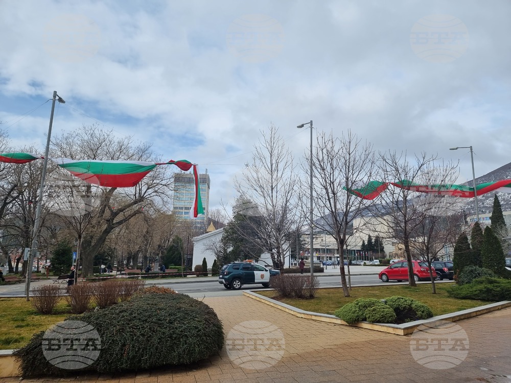 Пулсиращ вятър с над 80 км/ч разкъса 140-метров трибагреник в Сливен