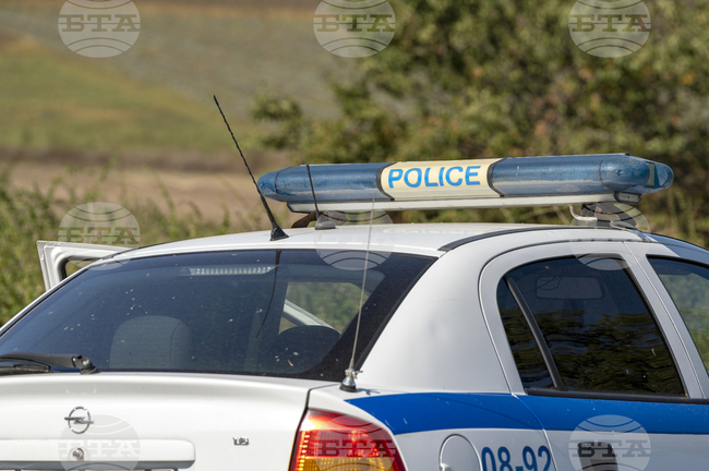 Шофьор с 1,66 промила алкохол е катастрофирал в дърво, стълб, ограда на къща и входна врата в Горна Оряховица тази нощ