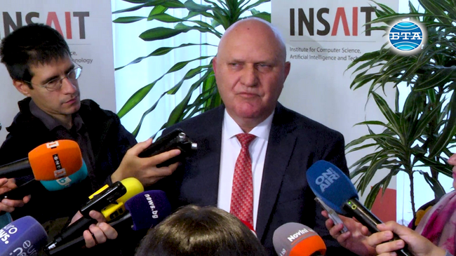 На матурата по български език и литература се очаква да се явят 50 200 зрелостници, а квесторите са около 13 000 в над 750 училища