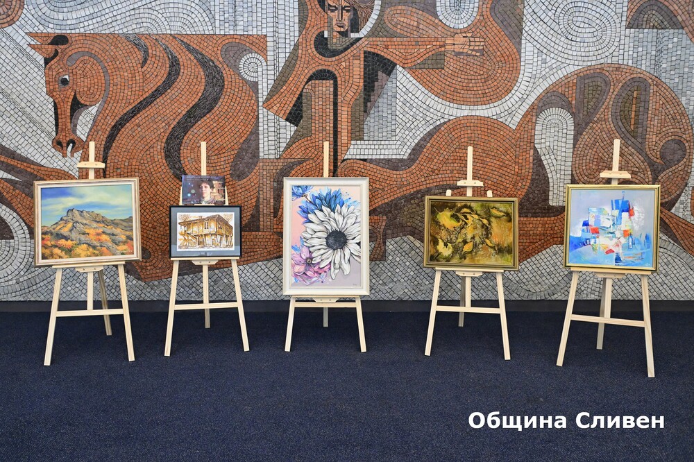 Община Сливен: В знак на благодарност Дружеството на художниците в Сливен подари картини на Общината