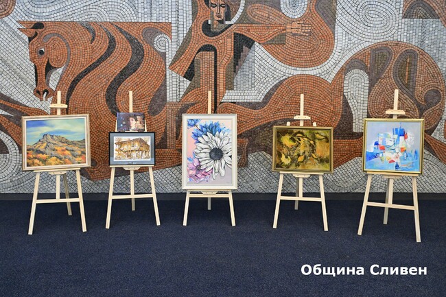 Община Сливен: В знак на благодарност Дружеството на художниците в Сливен подари картини на Общината