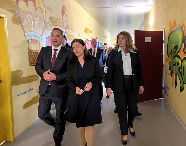 Вицепрезидентът Йотова беше гост в Харманли на откриването на сигурна зона за непридружени деца бежанци