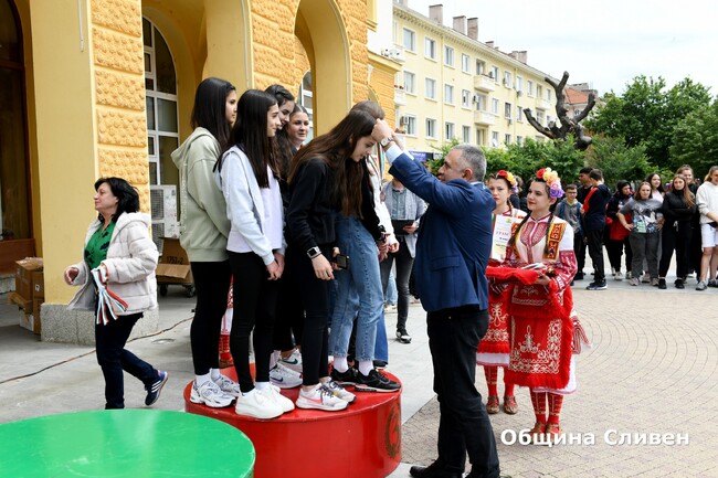 Община Сливен: Победителите в общинския кръг на „Ученически игри 2023-2024“ в Сливен получиха своите награди