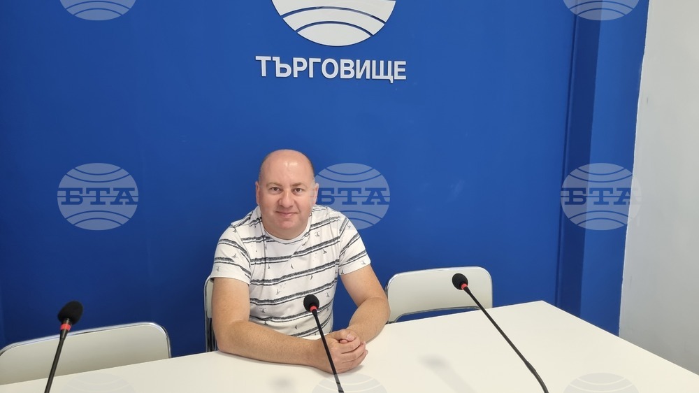 Родители възпитават децата си в недостиг, посочва в „Книга на щастието“ Владимир Дръндаревски