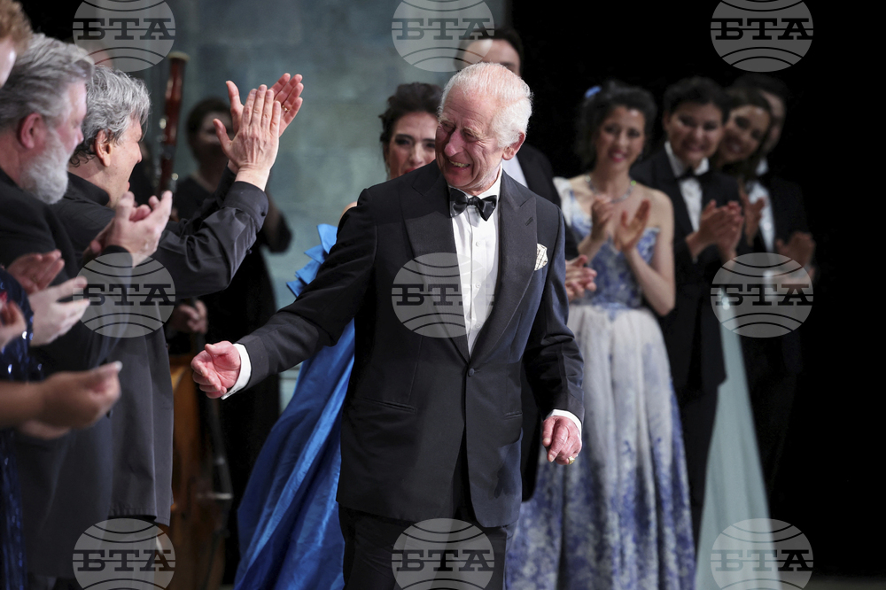 През 2026 г. Кралската опера в Лондон ще постави нови сценични завеси, почитащи патрона крал Чарлз Трети