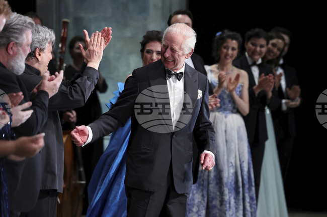 През 2026 г. Кралската опера в Лондон ще постави нови сценични завеси, почитащи патрона крал Чарлз Трети