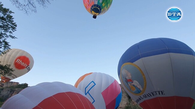 Стотици любители на екстремните спортове усетиха от високо в небето магията на Белоградчишките скали