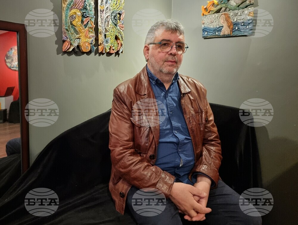 Идеята за мъжкото и женското начало в зараждането на живота разглежда Станислав Станчев в изложбата си във Варна