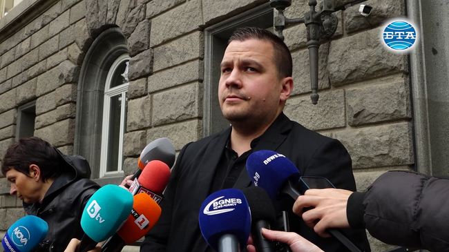 Парламентът ще заседава извънредно във вторник от 13:00 часа, съобщи Станислав Балабанов