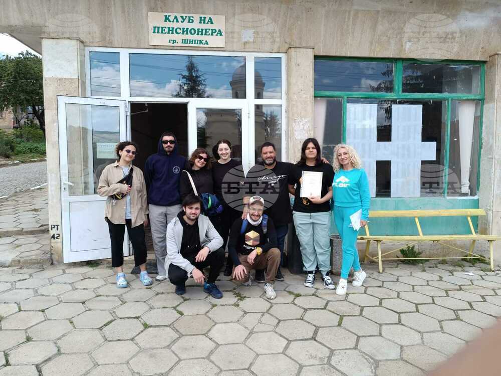 Доброволци на казанлъшко сдружение взеха участие в обществено полезни дейности