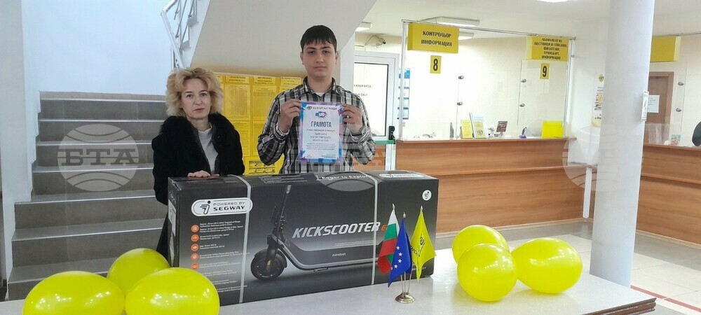 Трима ученици, написали писма до бъдещите поколения в епистоларен конкурс, бяха наградени от „Български пощи“