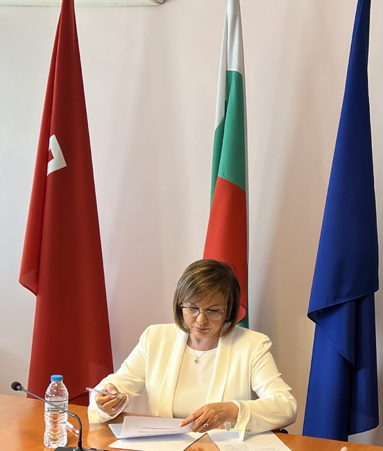 Коалиция “БСП за България”: Нинова подписа със синдикатите споразумение за подкрепа от БСП на достойно заплащане във ВУЗ - овете