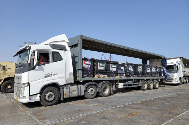 Камиони с хуманитарна помощ започнаха да влизат в Газа по силата на споразумение с Египет за преминаване през "Рафах"