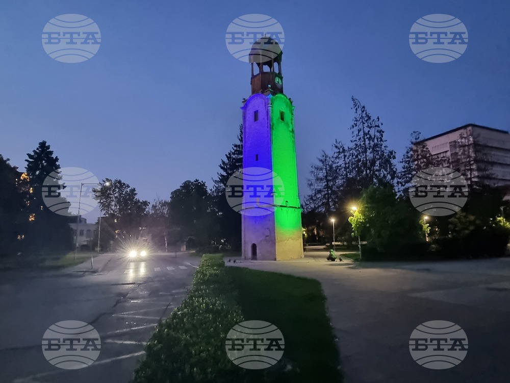 Часовниковата кула в Разград беше осветена в синьо и зелено в подкрепа на борбата с рядкото заболяване неврофиброматоза