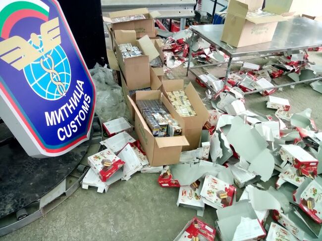 Общо 3066 кутии цигари, укрити в опаковки от сухи пасти, задържаха митнически служители на "Дунав мост 2"