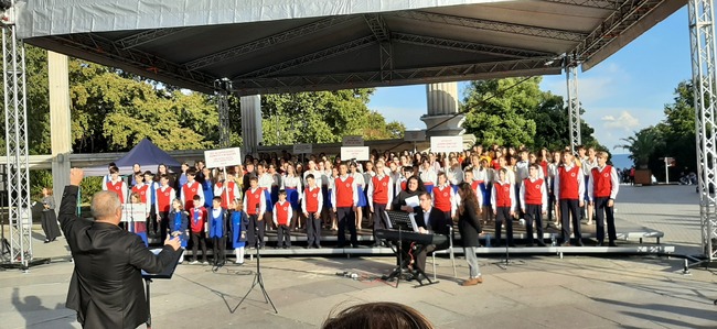 Активна предстартова седмица за три от съставите на Младежки център преди началото на новия творчески сезон.