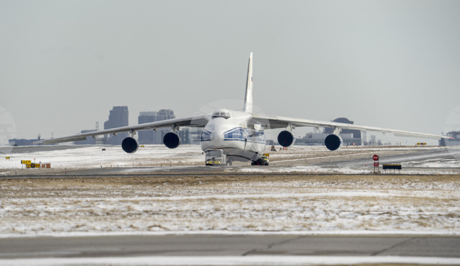 Кацане на грамадния самолет Антонов Ан-124 в Прищина предизвика вълнение и въпроси у косовските граждани