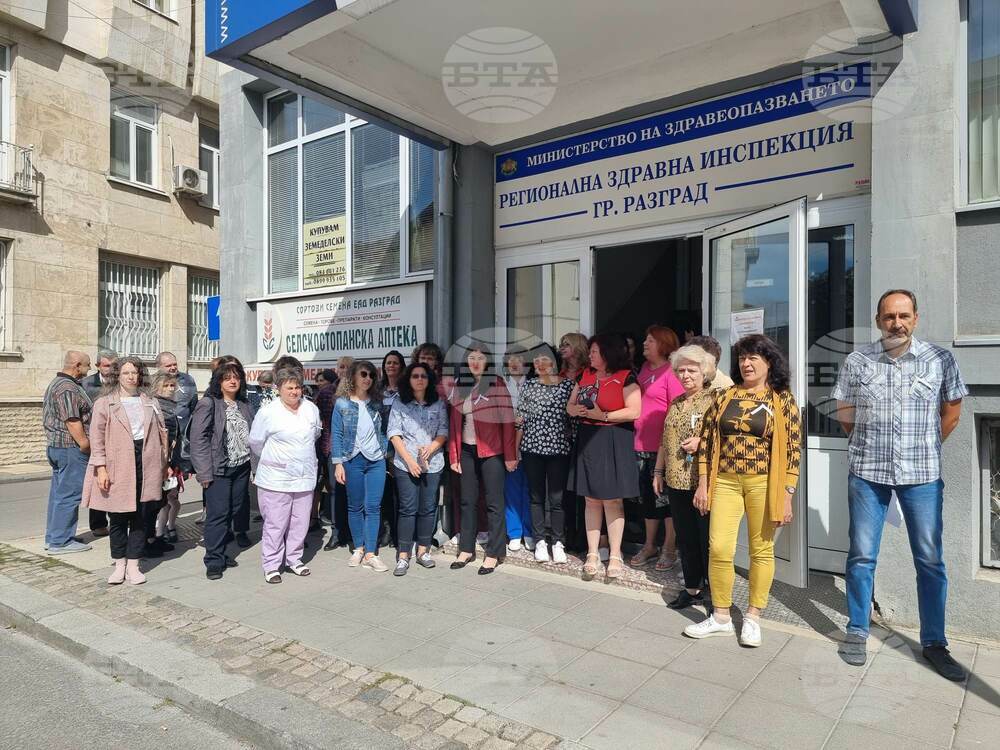 Здравните инспектори в Разград протестираха символично срещу ниското заплащане на труда им