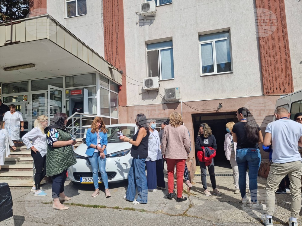 Служители на столичната РЗИ излязоха на протест за достойно заплащане