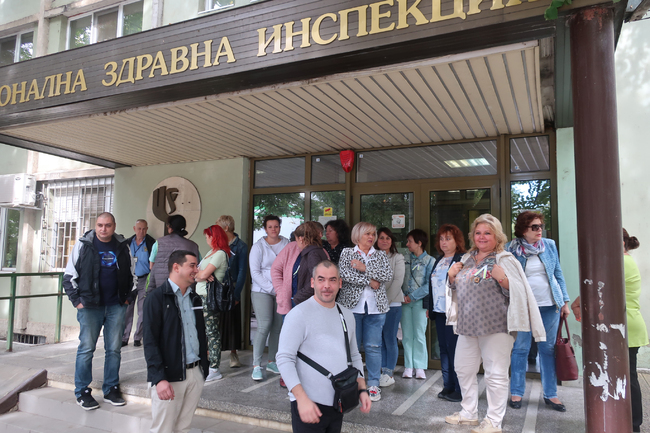 Служителите на РЗИ – Плевен се включиха в националния протест, готови са да протестират и пред Министерството на здравеопазването
