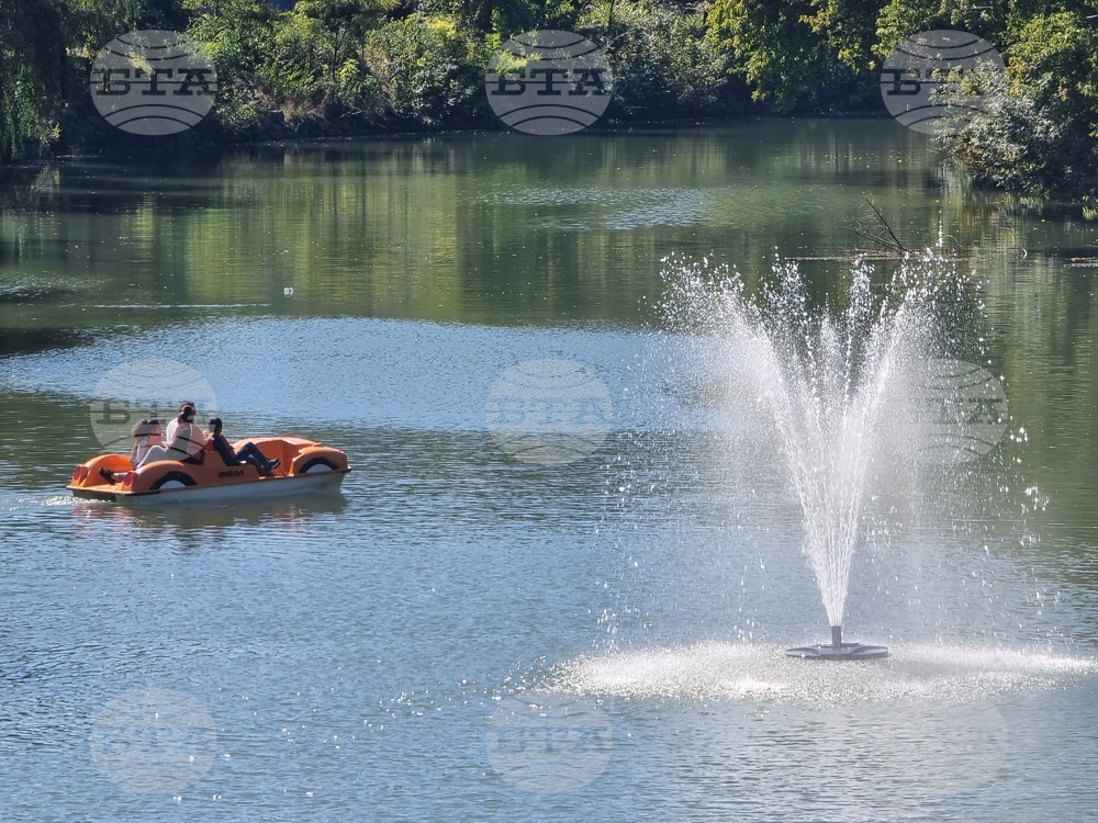 Пет плаващи фонтана обогатяват с кислород водното огледало на река Тунджа в Ямбол