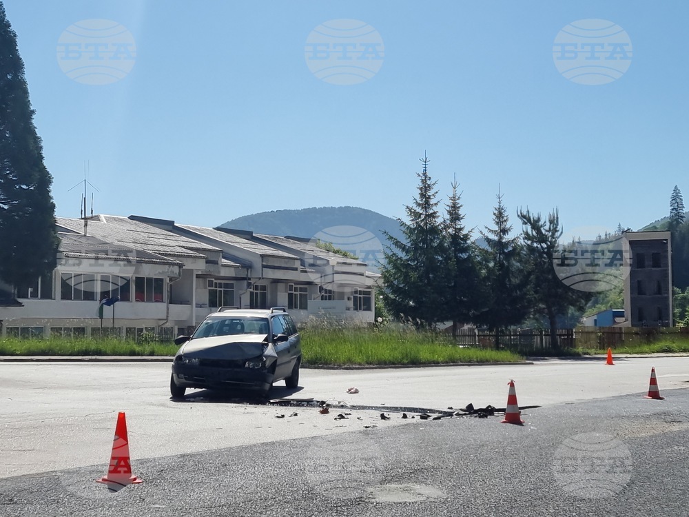 Два автомобила катастрофираха на околовръстния път на Смолян след отнето предимство